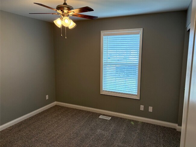 Building Photo - 22 Tennis Ct