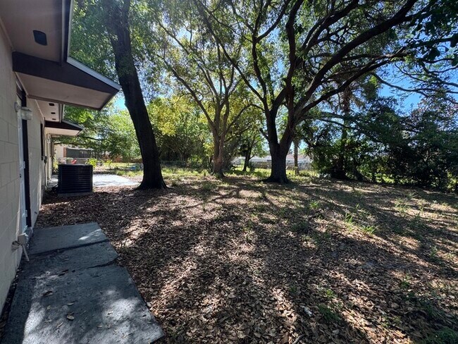 Building Photo - 4566 Chateau Rd