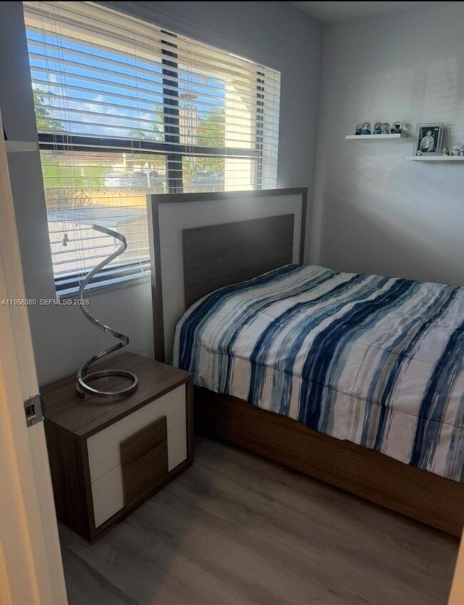 Building Photo - 1327 Towhee St