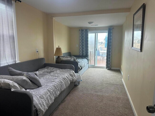 Building Photo - 2019 Kuehnle Ave