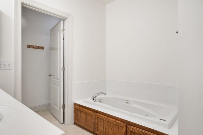 Building Photo - Gorgeous 3 Bedroom, 2.5 Bath End-Unit Town...