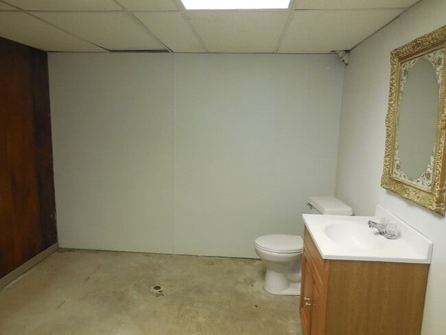 Building Photo - Two Bedroom Home with Large Yard and Updat...