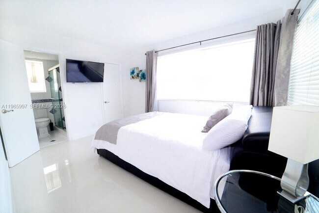 Building Photo - 328 Georgia St