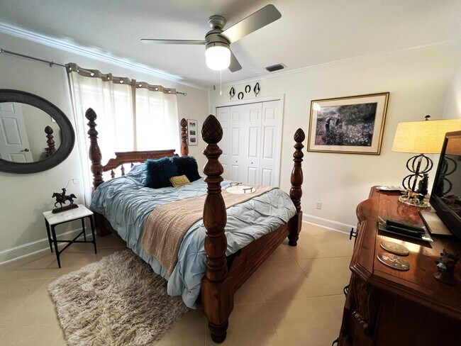 Building Photo - 4898 SW Lake Grove Cir