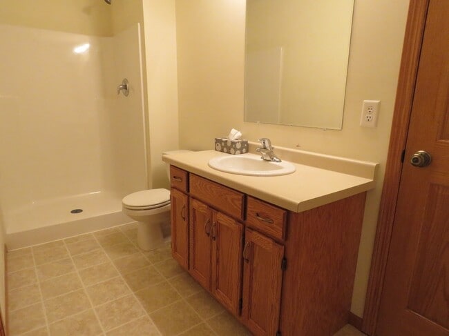 Building Photo - Exceptional END unit RAMBLER style town ho...