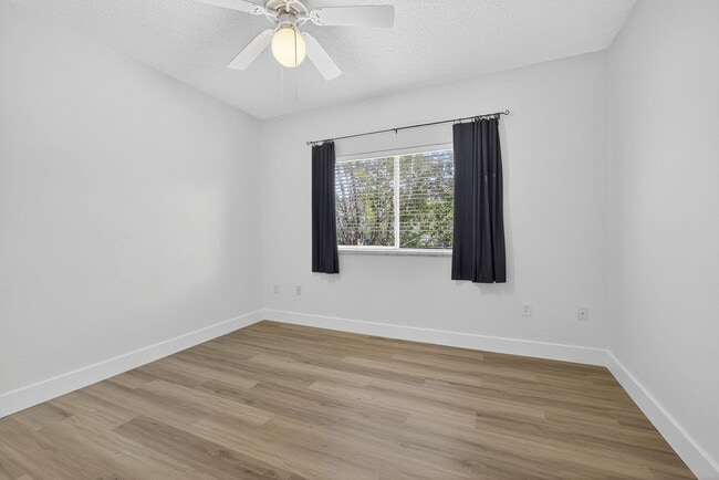 Building Photo - 340 Crestwood Cir