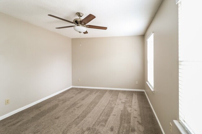 Building Photo - 1727 Tudor Dr