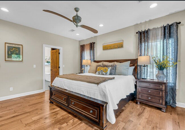 Building Photo - Beautiful 4-bedroom, 2.5-bath riverfront home