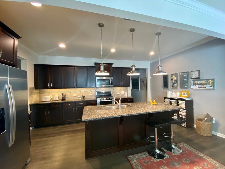 Building Photo - 615 Metro Sta