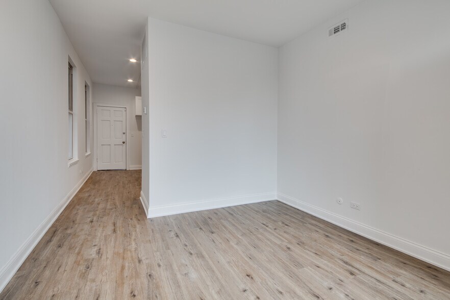 Building Photo - 2029 N Damen Ave