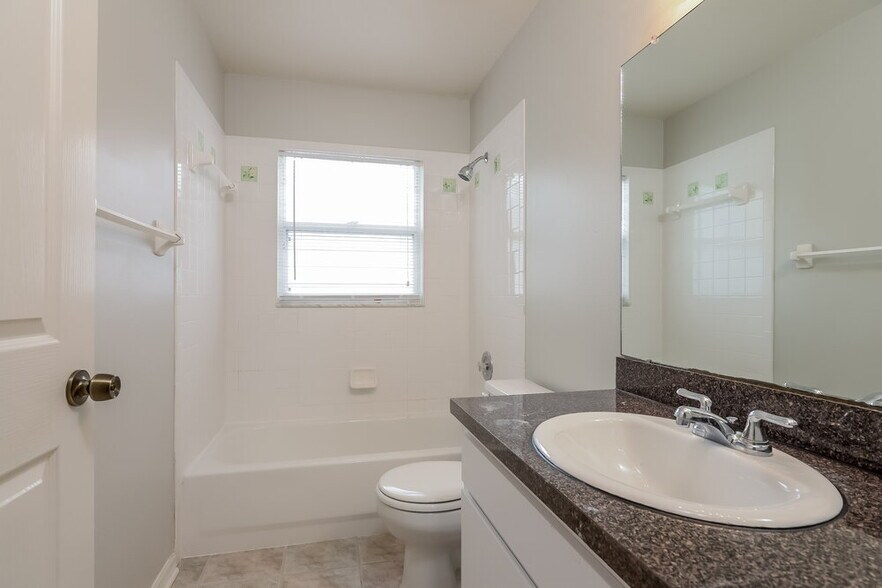 Building Photo - 1430 Maximilian Dr