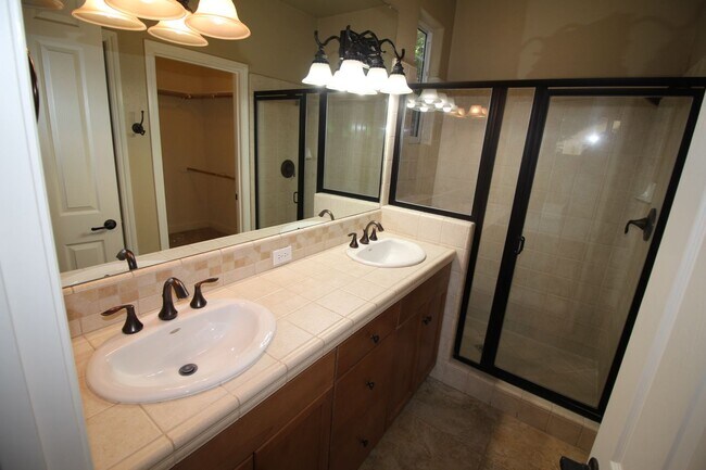 Building Photo - 3856 Heritage Ave