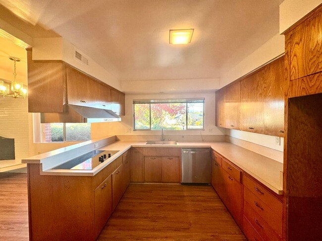 Building Photo - Beautiful newly renovated 4 Bedroom, 3 Bath Pool home in North Tustin