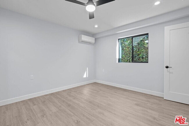 Building Photo - 1518 1/4 Stearns Dr