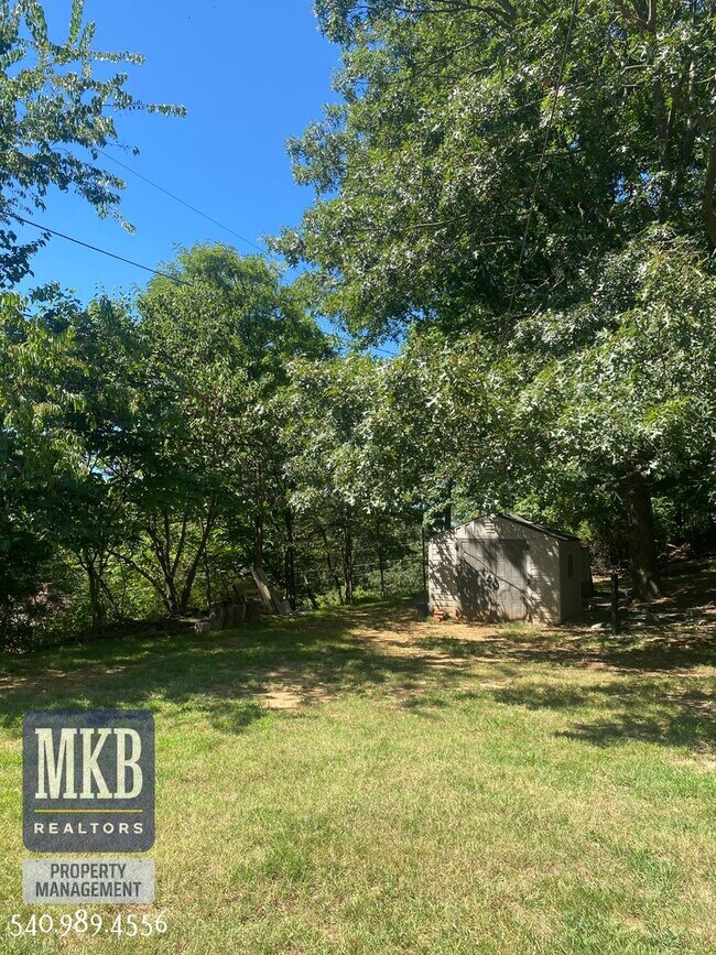 Building Photo - 4 Bedrooms, 2.5 Baths, Split Foyer, Locate...