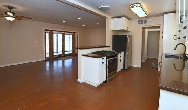 Building Photo - Charming Sam Hughes Brick Home with large ...