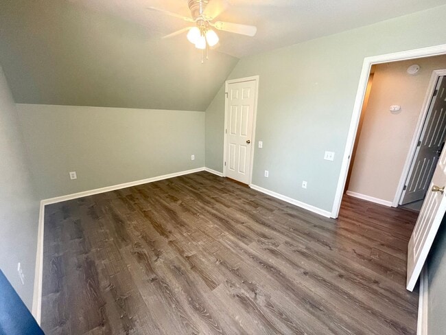 Building Photo - 3 Bedroom, 2 Bath Townhome in Park West of...