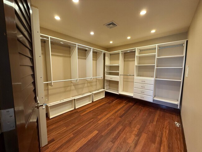 Building Photo - 466 Portlock Rd