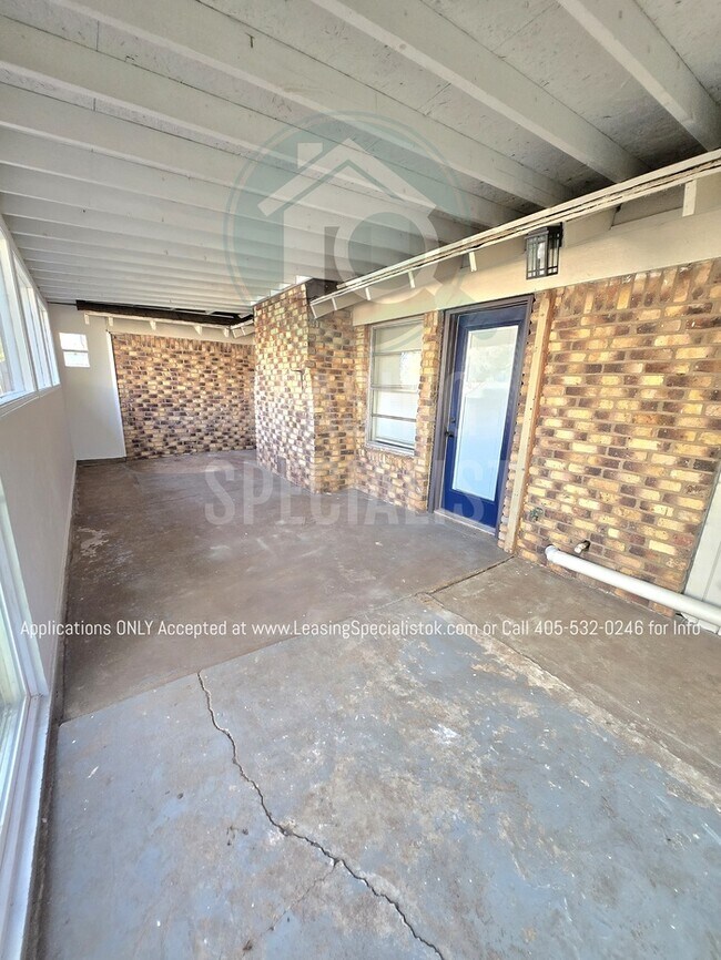 Building Photo - Spacious Village 3 Bed 2 Bath Home!