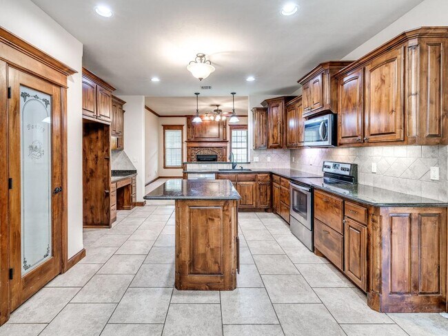 Building Photo - 2121 Mill Creek Way