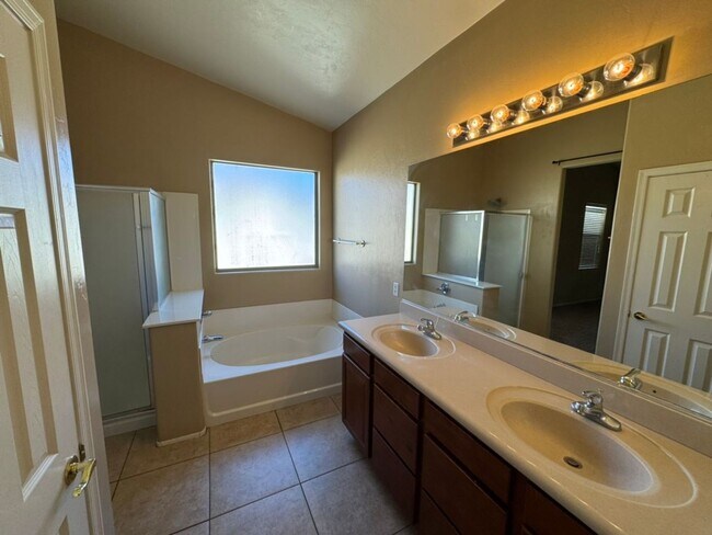 Building Photo - 467 E Calle De Ocaso