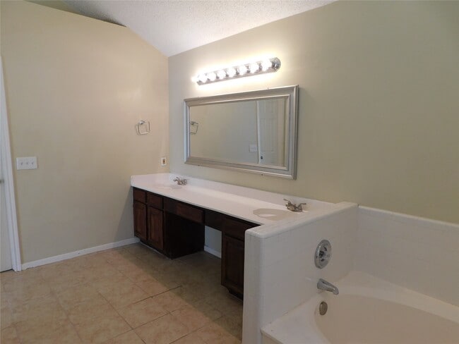 Building Photo - 3303 Rimrock Dr