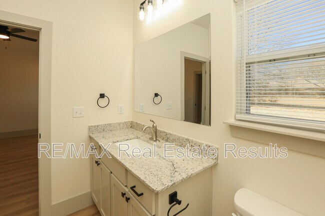 Building Photo - 655 N Genevieve Ave