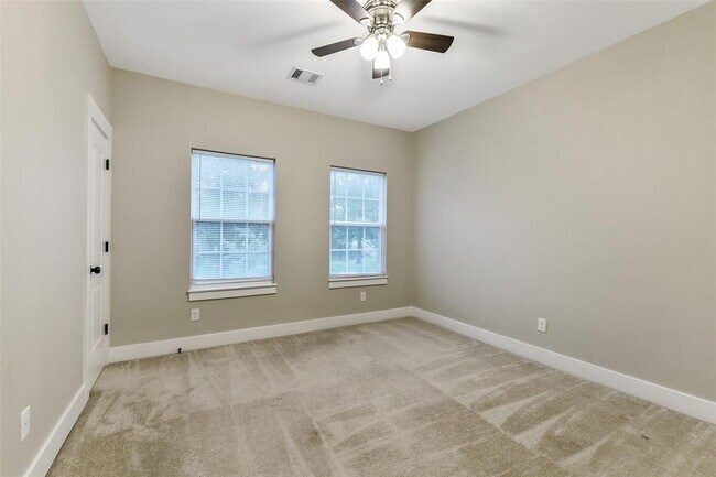 Building Photo - 15407 Cypress Gdns Dr