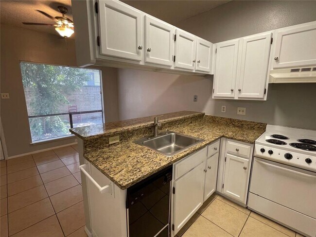 Building Photo - Fully upgraded 2bed 2bath unit