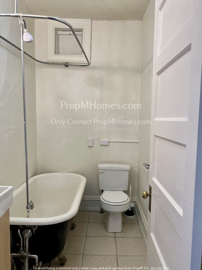 Building Photo - Live in the Heart of NW Portland! With Fre...