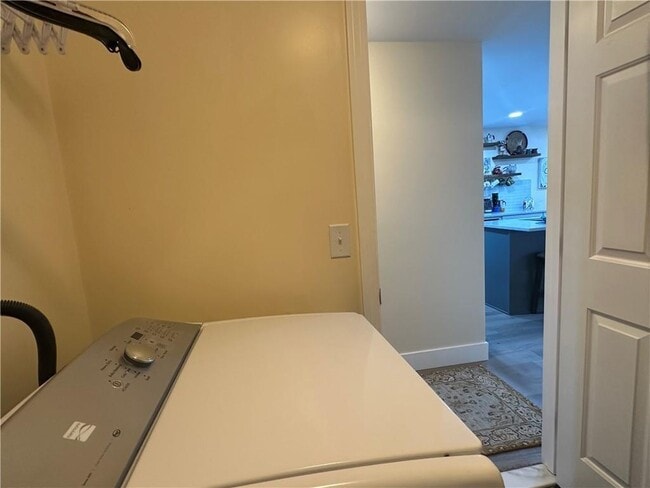 Building Photo - 351 New London Ave