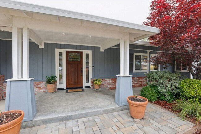 Building Photo - Single-Level Three-Bedroom Retreat in Napa...