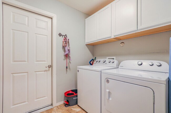 Building Photo - Well Maintained 4 Bedroom 2 Bath Home with...
