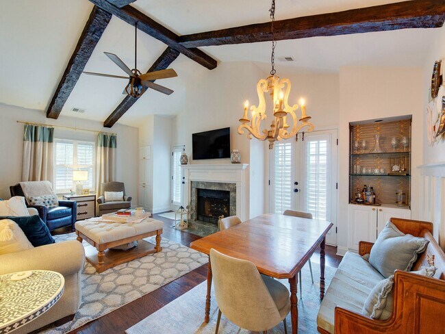 Building Photo - A picture perfect cottage home ready for you with community pool!