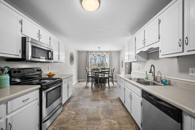 Building Photo - Pet Friendly, Bonus Room and Fenced Backyard!