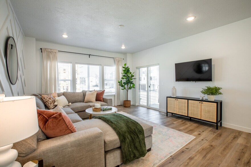 Building Photo - 642 E 460 S