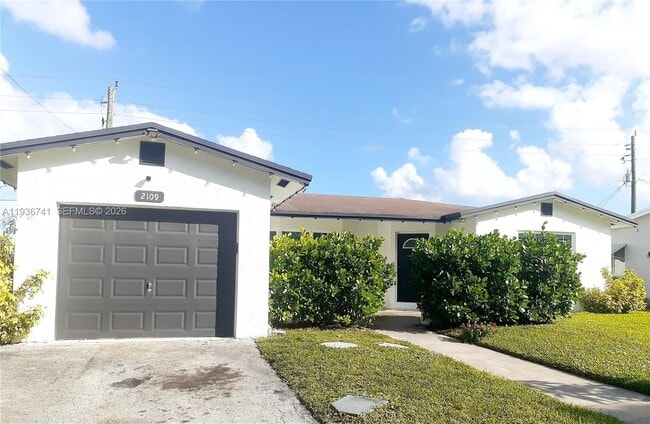 Building Photo - 2109 N Park Rd