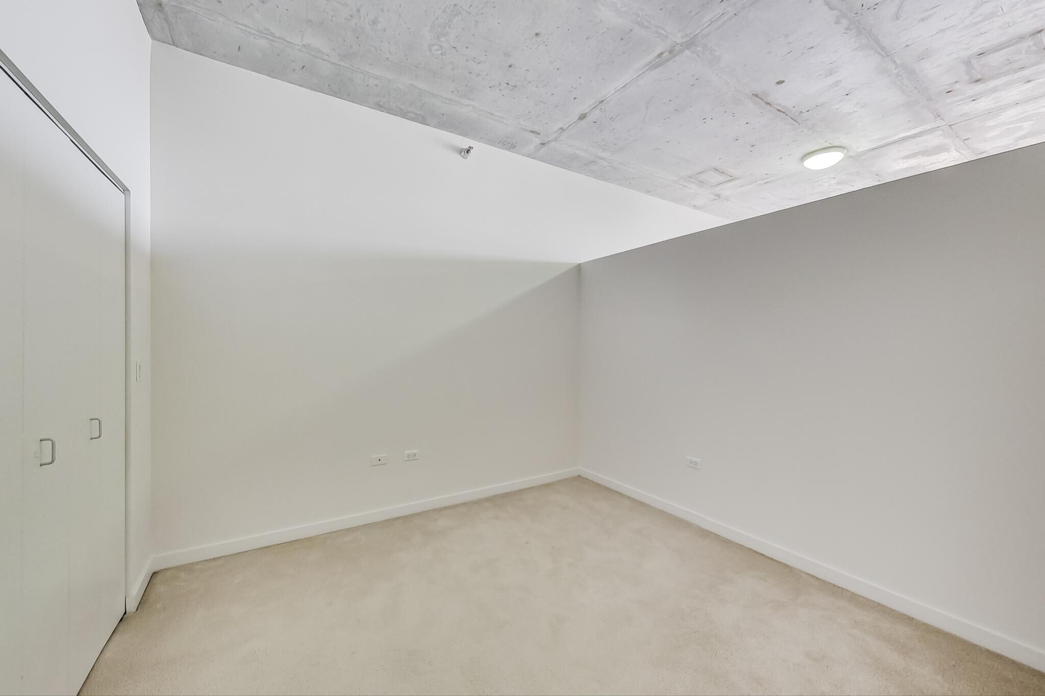Building Photo - 235 W Van Buren St
