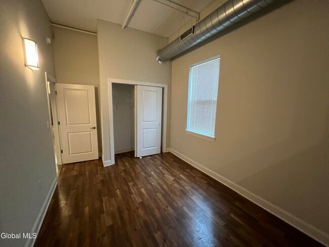 Building Photo - 733 Broadway