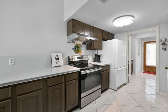 Building Photo - Fully Furnished 2 bedroom Lakefront with 1...