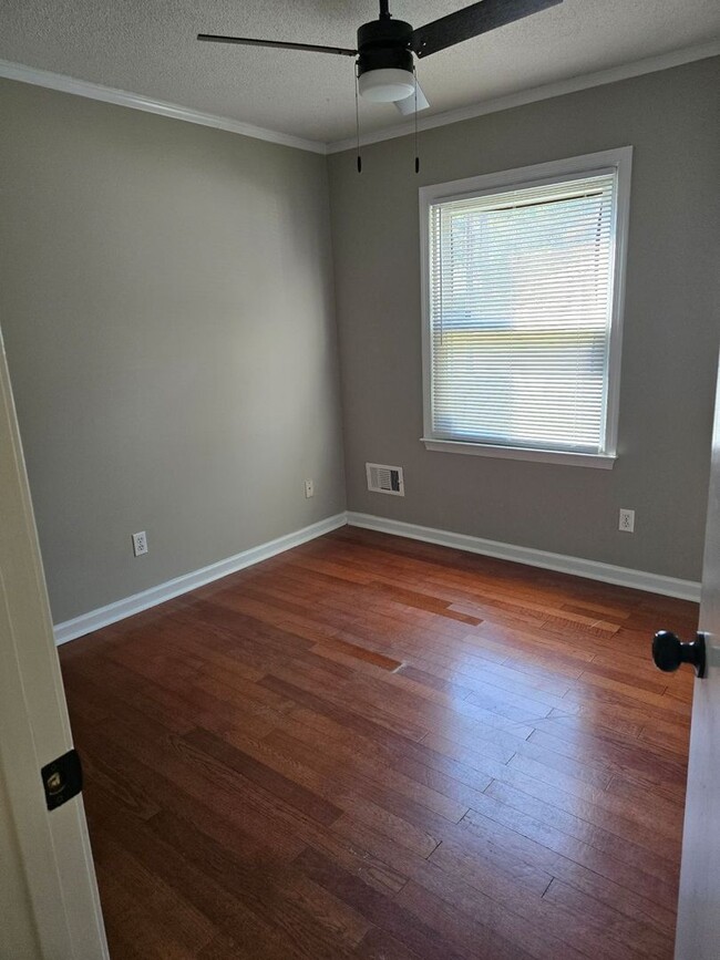 Building Photo - 3 bedroom 2 bath located off of Cherokee i...