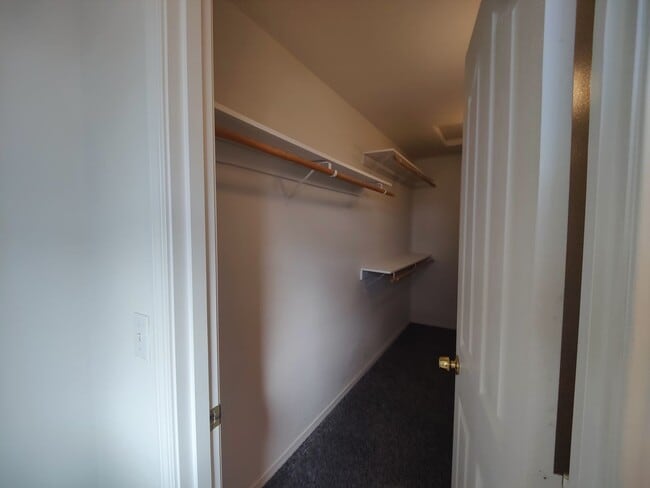 Building Photo - Spacious 3 bedroom 2.5 Bath Townhouse with...