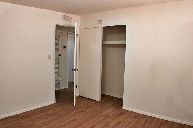 Building Photo - 3 Bedroom, 2 Bath , North-East El Paso Great house located across the street from Terrace Hills M...