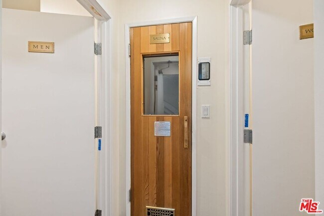 Building Photo - 1131 Alta Loma Rd