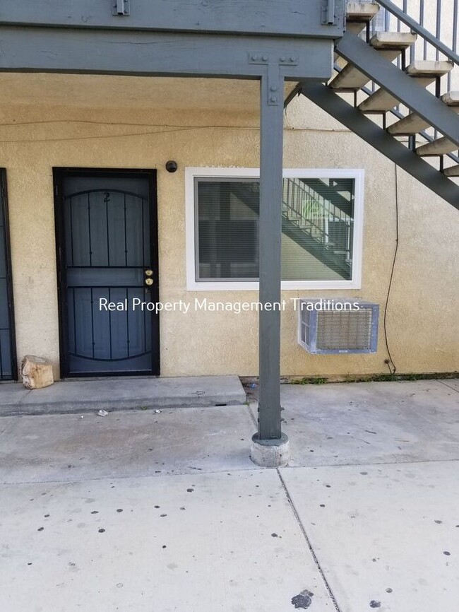 Building Photo - Upgraded 3 + 1 Apartment in Rosamond