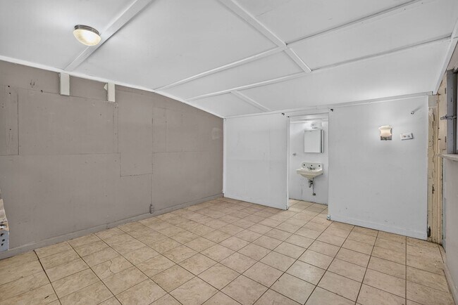 Building Photo - 216 E 57th St
