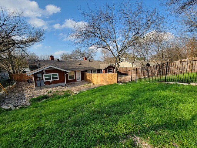 Building Photo - 2903 Catalina Dr