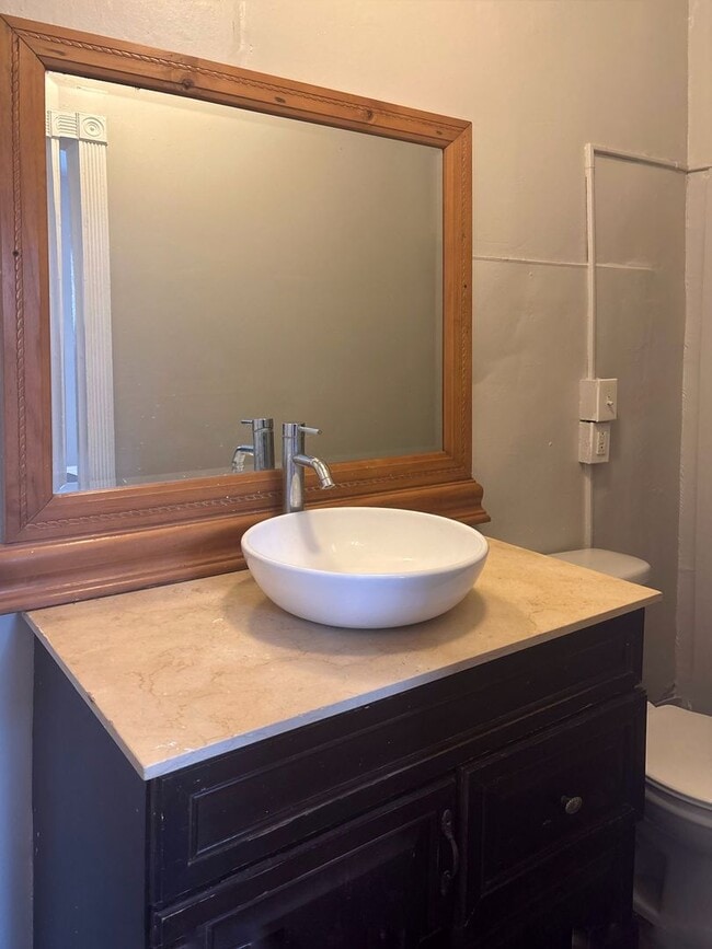 Building Photo - Spacious 5-Bed, 1-Bath, 1,890 sqt