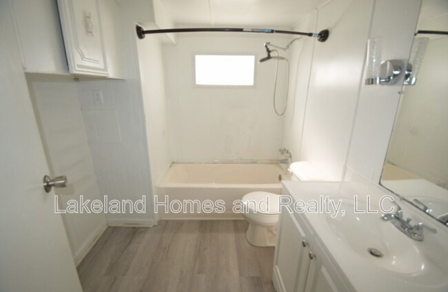 Building Photo - 4053 Bay Ave SE