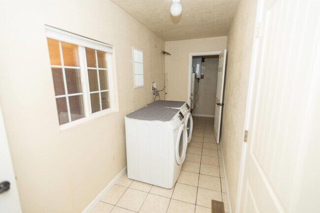 Building Photo - 307 N 3rd St